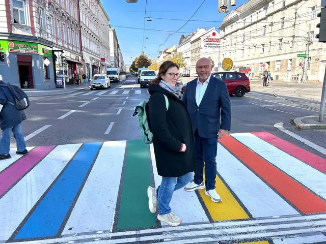 Die Bezirkspolitiker konnten sich bereits einen Eindruck von dem bunten Schutzweg machen.  | Foto: BV17