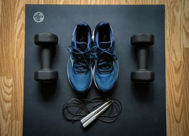 Für ein effektives Training zu Hause braucht es nicht unbedingt viel Platz. Schon wenige Fitnessgeräte ermöglichen Kraft-, Ausdauer- und Beweglichkeitstraining in den eigenen vier Wänden. | Foto: Unsplash / Alexandra Tran