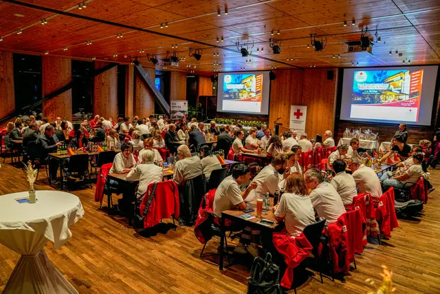Rund 100 Rotkreuzler und Ehrengäste kamen zusammen, um den Tätigkeitsbericht zu sehen und verdiente Persönlichkeiten zu Ehren.

 | Foto: Rotes Kreuz/Hochschwarzer & Ringler