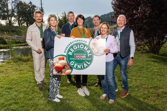 Prämien für hohe Qualität in der Eierproduktion: SPAR schüttet an niederösterreichische Eier-Lieferant:innen Prämien in Höhe von insgesamt über 35.000 Euro aus. Im Bild (v. l.): Alexander Hagler, Claudia Grabner, Familie Oberroiter, Christian Jetzinger sowie Luzia und Erich Prand-Stritzko | Foto: SPAR/gleissfoto