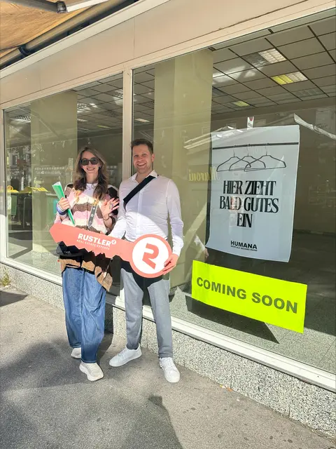 Die Brigittenau bekommt einen Humana-Shop. Am Bild: Laura Zöhrer, Assistenz der Geschäftsleitung Humana (l.) und Immobilien-Makler Michael Kadlec (r.). | Foto: Humana Österreich