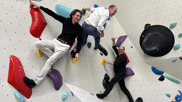 Projektbetreiber Guntram Mattle, Innsbrucks Bürgermeister Johannes Anzengruber und Diözesanbischoff Hermann Glettler (v.l.) testen schon einmal die neuen Boulderwände. | Foto: MeinBezirk/Pali
