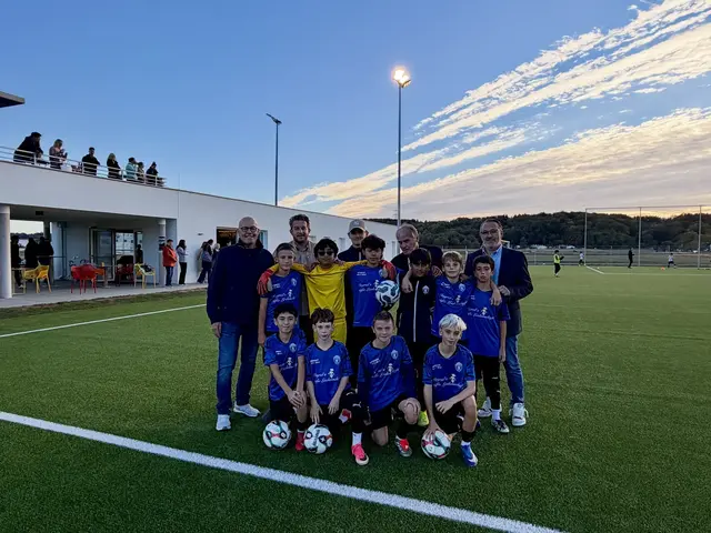 Modernes Jugendsportzentrum für Oberwarts Kickernachwuchs: Bürgermeister Georg Rosner, Sport-Manager Peter Lehner, Nachwuchsleiter Raphael Horn, Präsident Gerhard Horn und Obmann-Stellvertreter Ferdinand Grandits gemeinsam mit jungen Nachwuchsfußballern auf der neuen Sportanlage. | Foto: Stadtgemeinde Oberwart