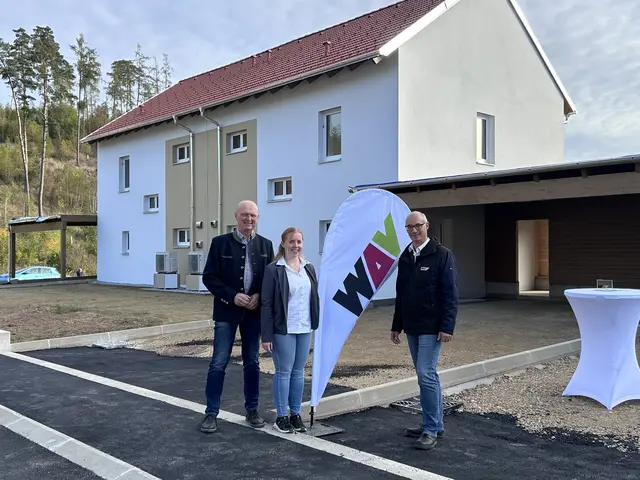 Bürgermeister Siegried Walch, WAV-Mitarbeiterin Jasmin Buxbaum und WAV-Vertriebsleiter Christian Reegen vor einem der Reihenhäuser | Foto: WAV