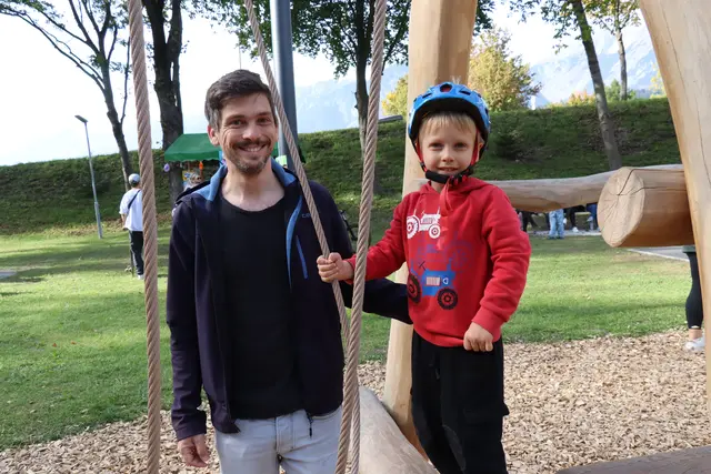Simon Egger mit seinem Vater Peter beim Ausprobieren des neuen Ninja-Parcours. | Foto: Kendlbacher
