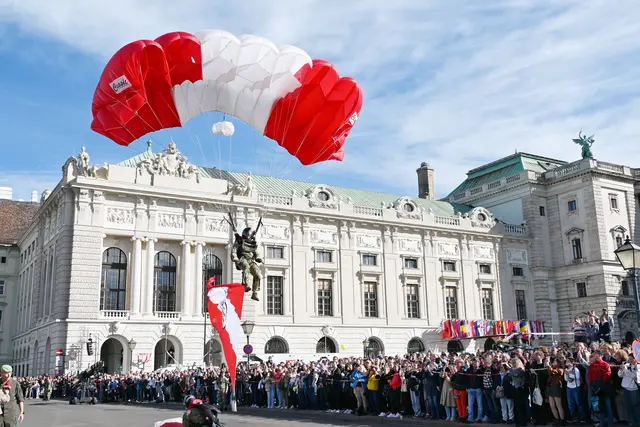 Bei der Leistungsschau gibt es auch einen Fallschirmsprung. (Archiv) | Foto: Friederike M. Schuster