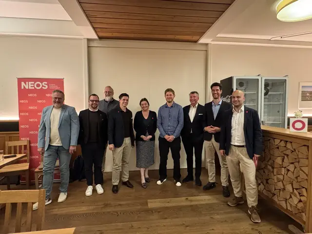 Jürgen Christiansen (RHK Energy Solutions), Christoph Müller, Henk Meiborg (ZAPe e-charging solutions), Andreas Bruckmüller, Karin Doppelbauer, Martin Berlinger (energiegemeinschaft.info), Heinz Hofstätter (FRC - Finance &amp; Risk Consult GmbH), Martin Fischer und Michael Astleitner (v.l.). | Foto: NEOS