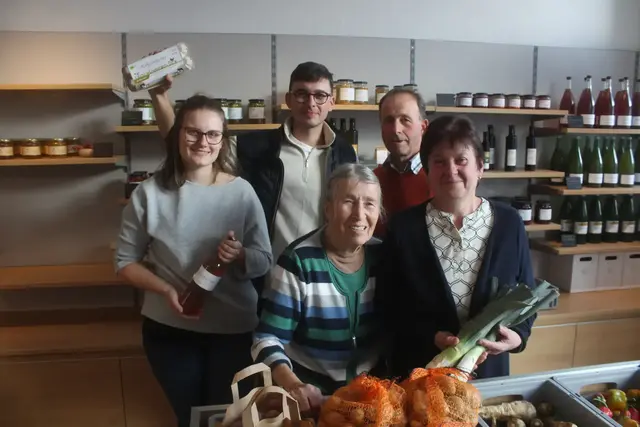 Viel Regionalität und Frische im neuen Hofladen: Luisa Lenz, Leo, Maria, Leopold und Andrea Dick. | Foto: arbes