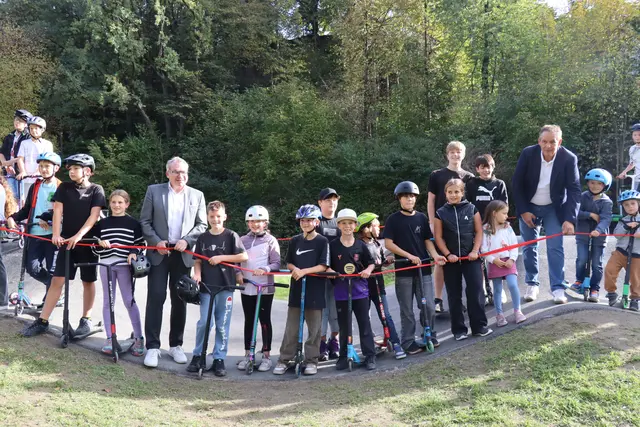 NHT-Geschäftsführer Johannes Tratter (li.) und Bürgermeister Peter Schwemberger (re.) eröffneten den neuen Pumptrack und Ninja-Parcours in Volders. | Foto: Kendlbacher