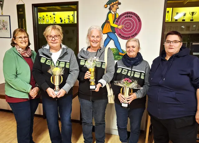 Die erfolgreichen Schützinnen: Brigitte Kerbl, Silvia Gruber, Eva Straub, Ilse Wicha und Margit Ledwinka.

  | Foto: Klosterneuburger Schützenverein 1288