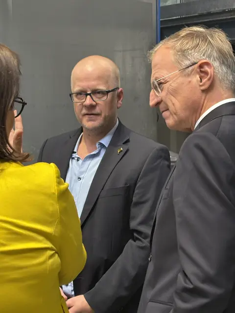 Anette Klinger, Geschäftsführerin IFN, Christoph Jungwirth, Betriebsleiter in Sarleinsbach und Landeshauptmann Thomas Stelzer.  | Foto: Karin Bayr