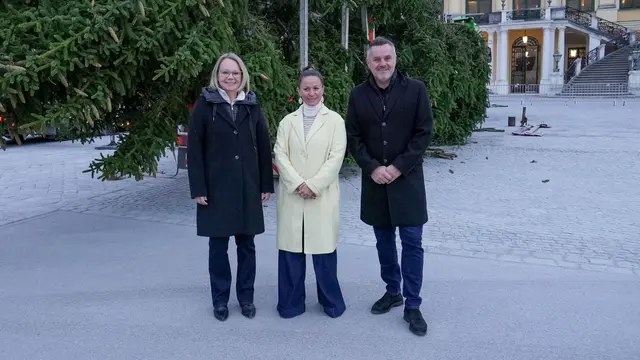 Andrea Kaltenegger (Österreichische Bundesforste), Katrin Edtmeier (Imperial Markets GmbH) und Klaus Panholzer (Schönbrunn Group) vor dem Weihnachtsbaum in Schönbrunn (v.l.n.r.). | Foto: Andreas Pölzl/MeinBezirk