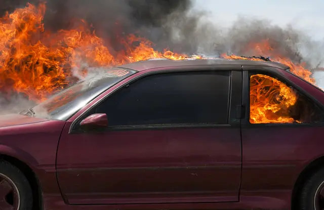 In der Nacht soll ein Marderbiss einen Fahrzeugbrand in Imst ausgelöst haben. Personen sind keine zu Schaden gekommen. | Foto: smarterpix (Symbolbild)