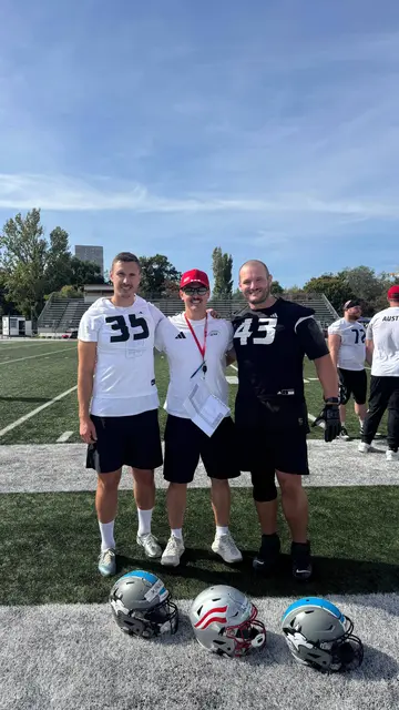 Huskies-Head-Coach Marcel Wallner-Silberhuber (Mitte) darf neue Erfahrungen beim Football-Nationalteam sammeln. | Foto: Huskies Wels