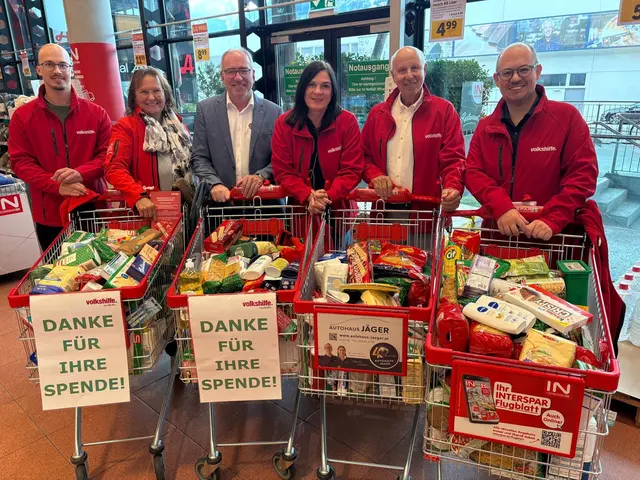 Bei der Spendenaktion in Hallein. Die Lebensmittel wurden an soziale Einrichtungen weitergegeben, darunter der Salzburger Sozialmarkt, die Flachgauer Tafel und die Laube Pinzgau. | Foto: Volkshilfe Salzburg