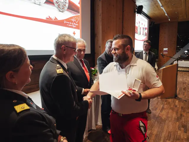 Hannes Hochschwarzer erhält die Verdienstmedaille in Bronze für seine vielfältigen Tätigkeiten rund um die Sondereinsatzgruppe Technik, Ausbildung unserer Einsatzfahrer:innen und als verlässlicher Helfer.

 | Foto: Rotes Kreuz/Hochschwarzer & Ringler