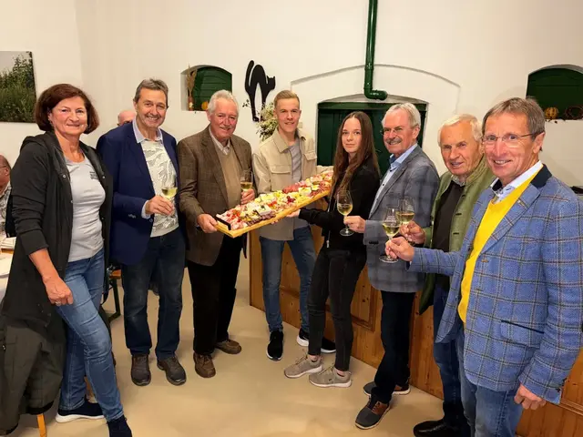 Gabriele Oppenauer, Bez.Reisereferent OÖ Sen.Bund Johann Peterseil, Alt.Landtagspräs. OÖ Viktor Sigl, Winzer Valentin Oppenauer und Freundin Jasmin, Carlo Wilfing, Alt.LH-Stv. OÖ Franz Hiesl, Bez.Ob. SB. Perg Tommy Lindner.
  | Foto: Schultes