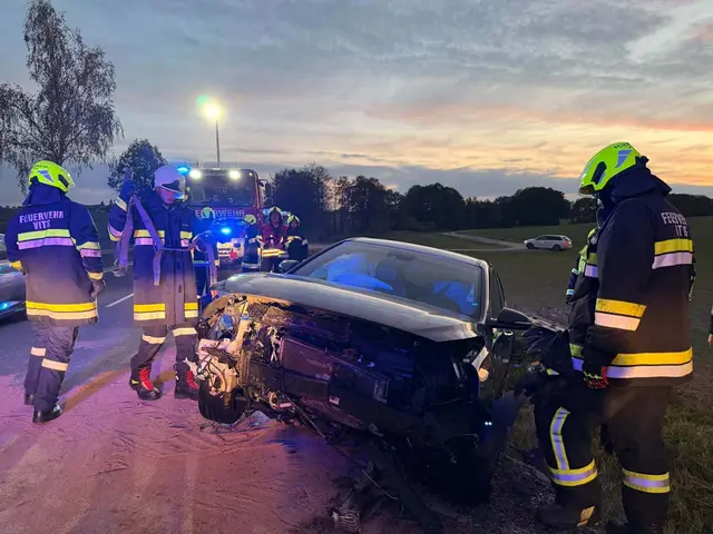 Der PKW wurde im Frontbereich schwer beschädigt. | Foto: FF Vitis