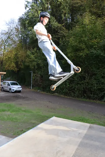 Hoch hinaus: Simon Egger aus Volders nutzte die Gelegenheit, den neuen Pumptrack auszuprobieren und die Strecke mit seinem Roller zu erkunden. | Foto: Kendlbacher