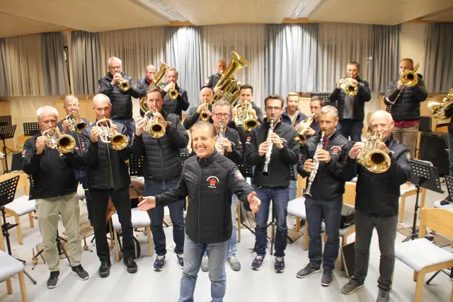 Eifrig und enorm motiviert bereiten sich die Mitglieder der Tiroler Bürgermeisterkapelle in ihrem Kemater Probenlokal auf ihre musikalische Südamerikareise  vor.  | Foto: Jordan