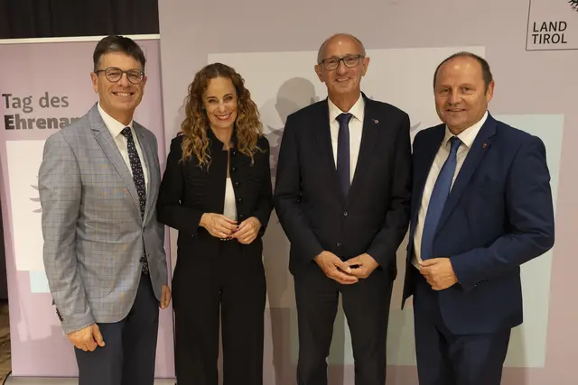 Vertraten das offizielle Land Tirol bei der Verleihung der Ehrenamtsnadeln (v. l.): BH Michael Brandl, LRin Eva Pawlata, LH Anton Mattle und LHStv Josef Geisler.