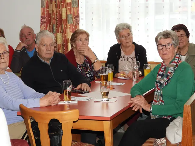 Seniorencafé im Gasthaus Samböck  mit dem Allgemeinmediziner Dr. Marklus Klösch.  | Foto: Zinterhof
