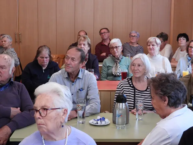 Seniorencafé im Gasthaus Samböck  mit dem Allgemeinmediziner Dr. Marklus Klösch.  | Foto: Zinterhof
