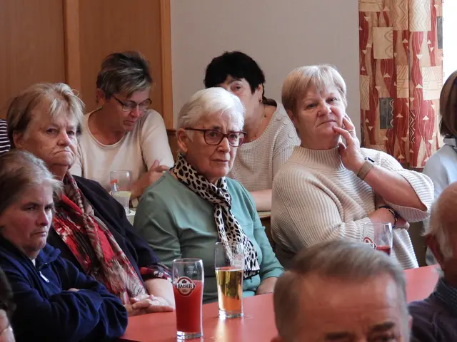 Seniorencafé im Gasthaus Samböck  mit dem Allgemeinmediziner Dr. Marklus Klösch.  | Foto: Zinterhof