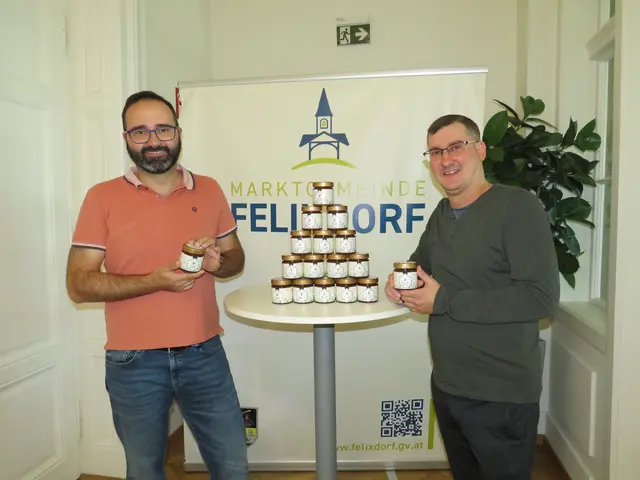 Bürgermeister Andreas Hueber und sein Amtsleiter Andreas Jagschitz freuen sich über die heurige Honigernte. | Foto: Gemeinde Felixdorf