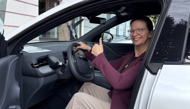 Kerstin Freisleben-Schöbel durfte sich auch ins Auto hinein setzen. | Foto: Manuela Zekar