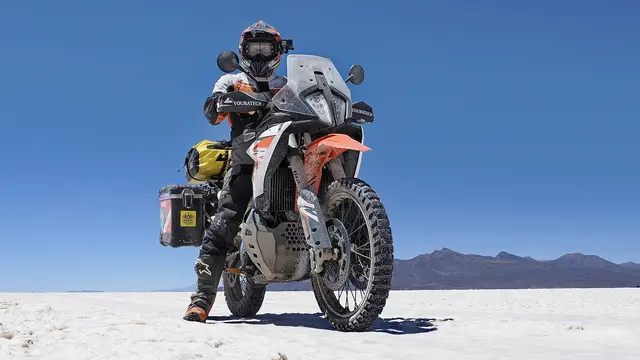Joe Pichler berichtet von seiner Südamerika-Abenteuerreise auf der Bühne der RC16 Arena. | Foto: KTM Motohall