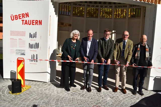 In Tweng wurde am 16. Oktober 2026 das Projekt „Übern Tauern“ präsentiert. Im Bild, v. li.: Christina Tscherteu (Fonds für Kunst am Bau &amp; im öffentlichen Raum), Bürgermeister Franz Kaml (Tweng), Landesrat Maximilian Aigner, Landesarchäologe Raimund Kastler, Architekt und Kurator Theo Deutinger. | Foto: pjw