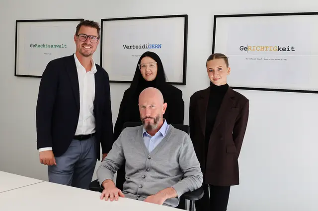 Bürgermeister Christian Härting besuchte Rechtsanwalt Ruben Steiner in dessen Kanzlei im Raiffeisen MARKThaus. Im Bild: Härting, Kanzleiassistentin Marijana Marjanica, Ruben Steiner und Kanzleiassistentin Annemarie Steinbach. Nicht im Bild: Kanzleiassistentin Lisa Aichner. | Foto: MG Telfs/Hackl