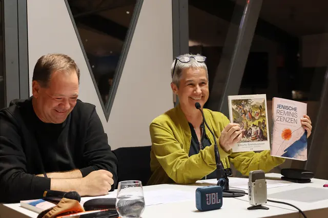 25 Jahre nach der Erstausgabe sind die „Jenischen Reminiszenzen“ wieder erhältlich. Michael Haupt und Heidi Schleich stellten die überarbeitete Neuauflage vor.  | Foto: MG Telfs