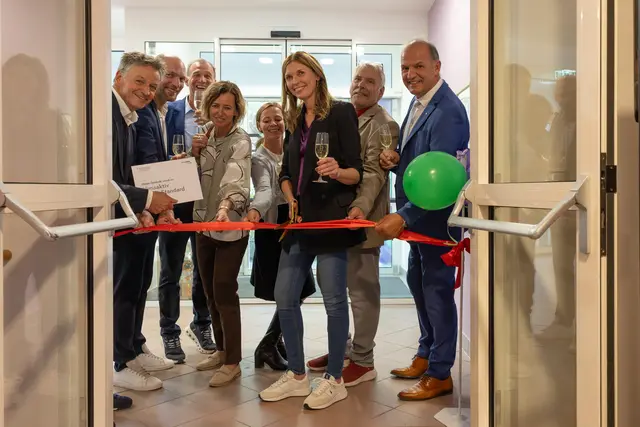 Anton Fröhlich, Hermann Harg, Christian Schön, Karin Derntl, Christina Reitmayer, Bürgermeister Michael Lippl, Landtagsabgeordneter Otto Auer eröffnen das sanierte Pflegeheim. | Foto: BKS Betriebs GmbH