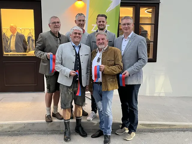 Bürgermeister Elmar Schöberl und die Stadträte Reinhard Sattmann, Johann Scherner, Gernot Krippel, Mario Prater und Wolfgang Böhm nach der Banddurchschneidung.  | Foto: Mag. Wilma Langer-Bruckner BEd.
