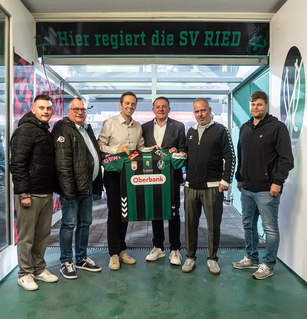 Tobias Joachimbauer (JFJ Teamsport Experts), Josef Joachimbauer (JFJ-Geschäftsführer), SVR-Präsident Thomas Gahleitner, SVR-Wirtschaftsvorstand Roland Daxl, Michael Kummer (Area Sales Manager hummel) und Andreas Oberauer (Vertrieb JFJ Teamsport Experts). | Foto: SVR/Stüber