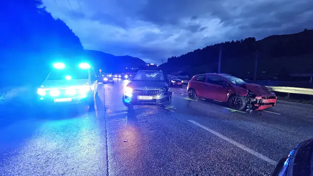 Nach dem Frontalzusammenstoß auf der Brennerstraße in Matrei am Brenner versorgten die Einsatzkräfte die beiden leicht verletzten Unfallbeteiligten. | Foto: Rotes Kreuz