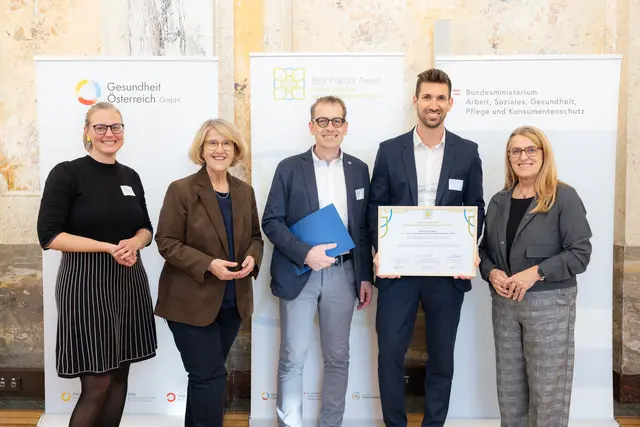 Für die erfolgreiche Sanierung des AZW-/fh gesundheit-Gebäudes wurden Roland Meixner (Abteilungsleiter Bau und Technik) und Martin Lackner (Energiemanagement) als Vertreter des Projektteams mit dem Best Practice Award „Klimafreundliche Gesundheitseinrichtungen“ ausgezeichnet. | Foto: Monika Fellner/Gesundheit Österreich