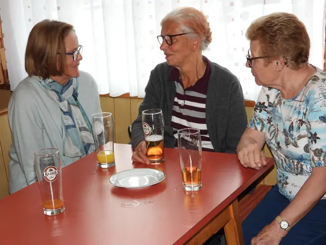 Seniorencafé im Gasthaus Samböck  mit dem Allgemeinmediziner Dr. Marklus Klösch.  | Foto: Zinterhof
