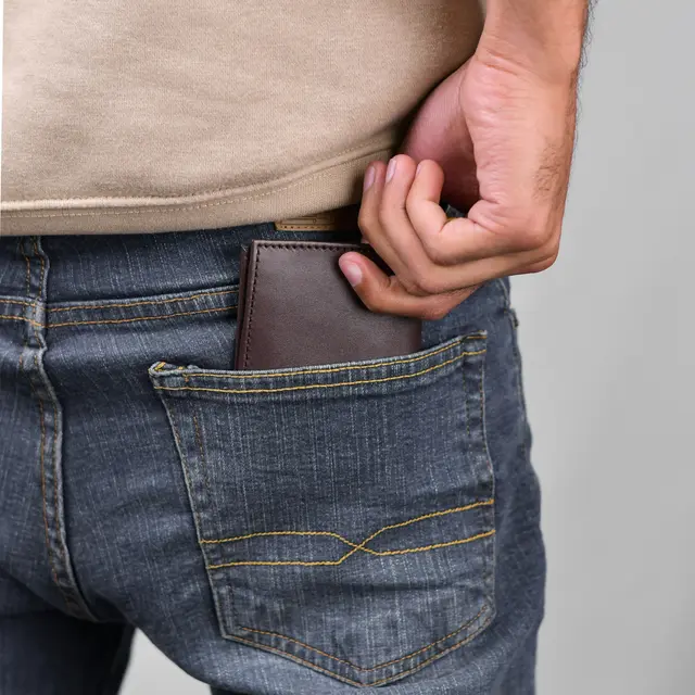 Unter anderem wurde eine Geldbörse mit Bargeld im unteren dreistelligen Bereich gestohlen. (Symbolbild) | Foto: unsplash / Noman Khan