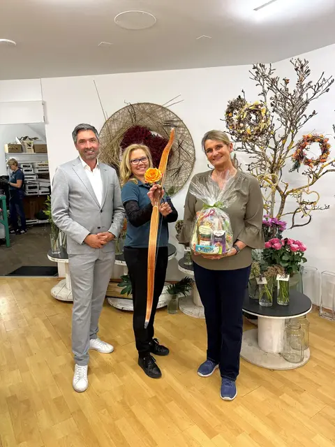 Sportreferentin Tanja Grander (r.) und Bürgermeister Peter Schobesberger gratulierten Weltmeisterin Claudia Weinberger (M.) im Blumengeschäft in der Vöcklabrucker Vorstadt. | Foto: Schobesberger