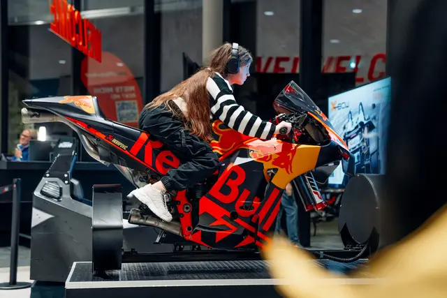 Auf dem RC16 Simulator herrscht Motorrad-Feeling wie auf dem Red Bull Ring. | Foto: KTM Motohall