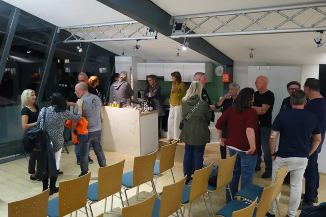 Viele Fragen und eine rege Diskussion zeigten das große Interesse an der jenischen Geschichte. | Foto: MG Telfs