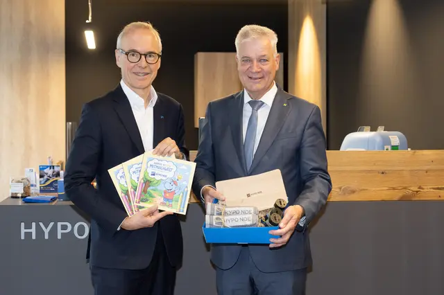 Hypo Noe Vorstand Wolfgang Viehauser und Landesrat Anton Kasser präsentieren die Geschenke der Weltsparwochen. | Foto: Hypo Noe/Gorla