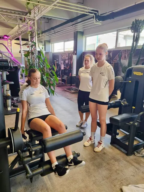 Bei der praktischen Fitnesstrainer-Prüfung im BORG Güssing: Johanna Schwarz, Kinga Lukacs, Emma Preissecker (v.l.). | Foto: BORG Güssing