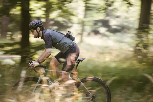 Gravel Bikes ermöglichen ein sicheres und schnelles Vorankommen auf Waldstraßen und Wegen. | Foto: Photo by Rille Camera Strap on Unsplash