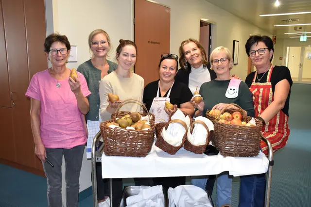Das Humorteam besuchte auch die administrativen Bereiche des LK Scheibbs und verteilte Früchte sowie Sprüche zum Thema „Wertschätzung, Anerkennung, Freundlichkeit und Teamarbeit. Maria Huber, Maria Ritzinger (Humorteam), Kathrin Hofegger, Doris Teufel (Humorteam), Veronika Gehringer (Humorteam), Jutta Schumacher, Gertrude Weingartner (Humorteam) (v.l.). | Foto: LK Scheibbs