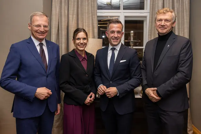 V.l.: Landeshauptmann Thomas Stelzer (ÖVP), Standortleiterin Viktoria Feichtinger, Geschäftsführer Gregor Schütze, Domrektor Slawomir Dadas. | Foto: Martina Berger