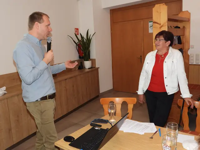 Seniorencafé im Gasthaus Samböck  mit dem Allgemeinmediziner Dr. Marklus Klösch.  | Foto: Zinterhof